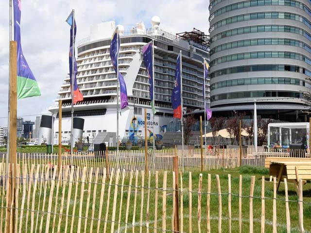 Cruiseschip ms Norwegian Escape aan de Cruise Terminal Rotterdam